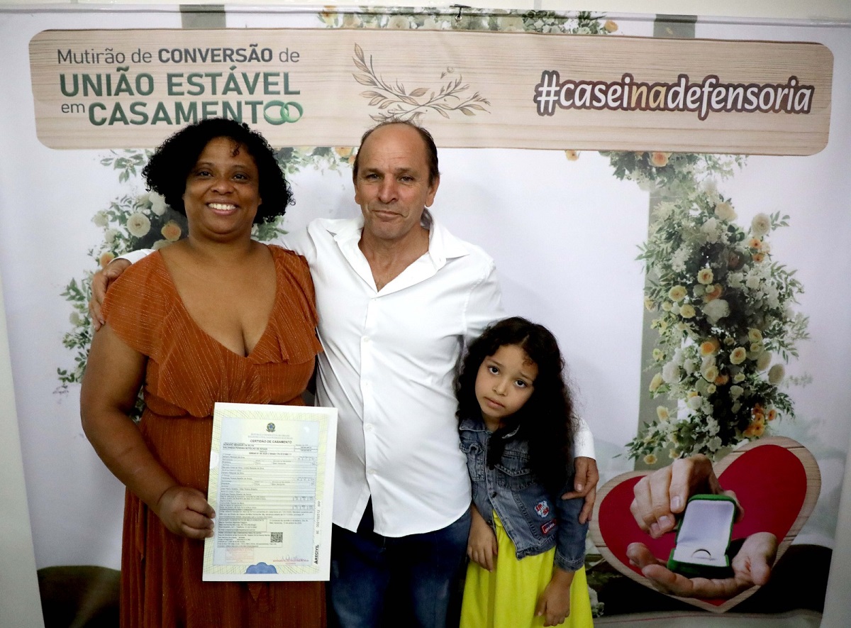 Defensoria Pública entrega certidões de casamento a casais de BH que participaram do mutirão de conversão de união estável 23