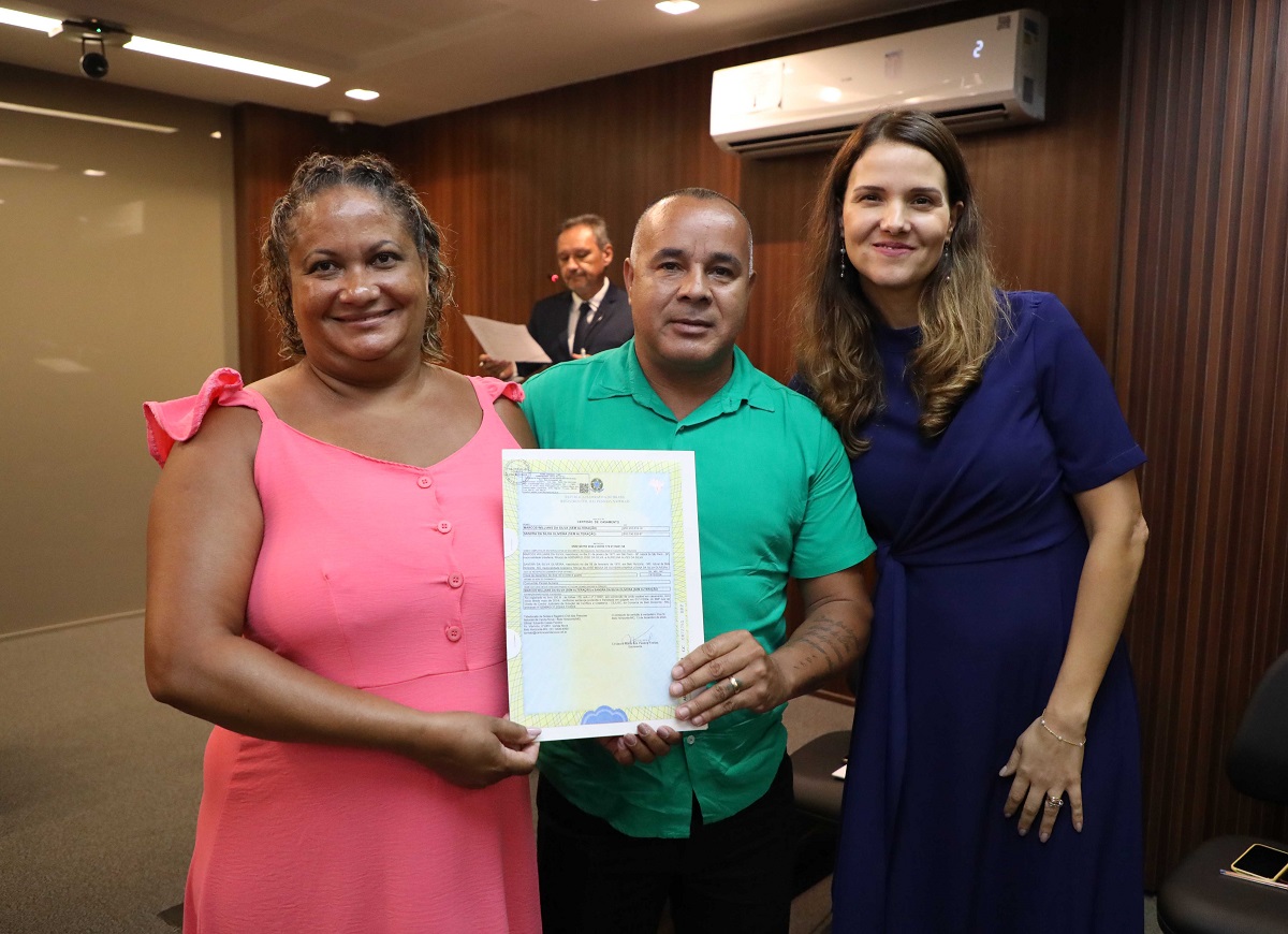 Defensoria Pública entrega certidões de casamento a casais de BH que participaram do mutirão de conversão de união estável 18