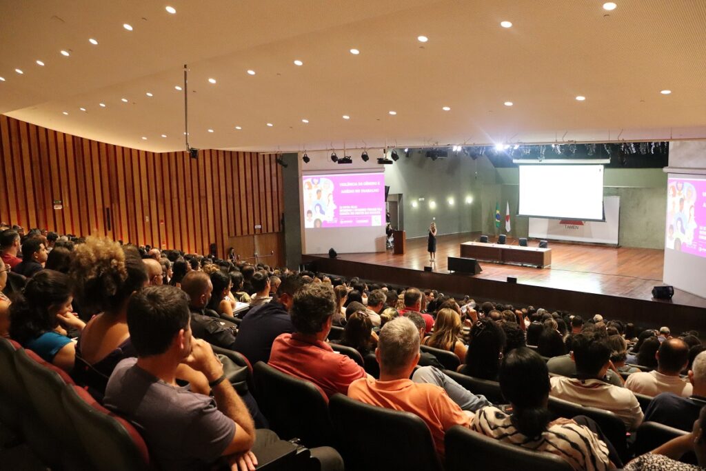 Defensora pública palestra em seminário de prevenção e combate ao assédio moral promovido pelo Governo do Estado  1