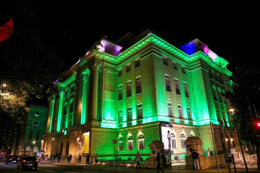 Dia da Defensoria Pública rende homenagens em BH, com prédios iluminados de verde e mensagem em painéis de LED pelas ruas 1