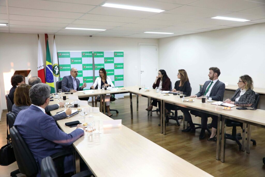 Defensora-geral recebe vice-governador Mateus Simões para apresentação dos projetos de adesão de Minas Gerais ao Propag 1