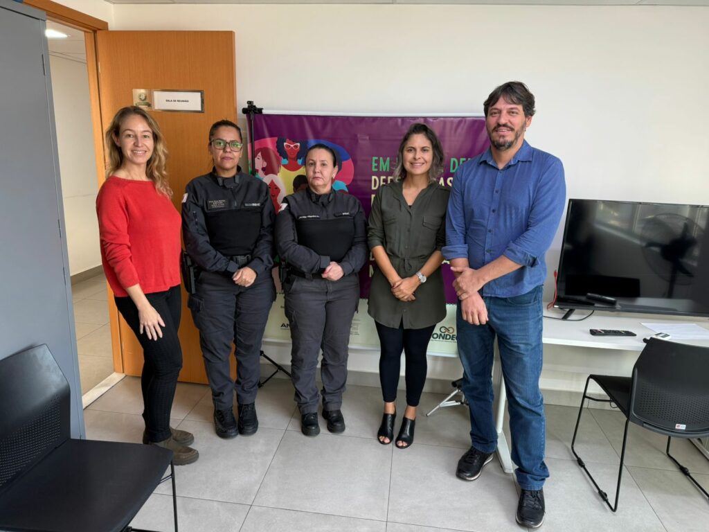 Nudem-BH recebe visita do Departamento Penitenciário para apresentação do sistema de monitoramento de pessoas agressoras e mulheres em situação de violência  1