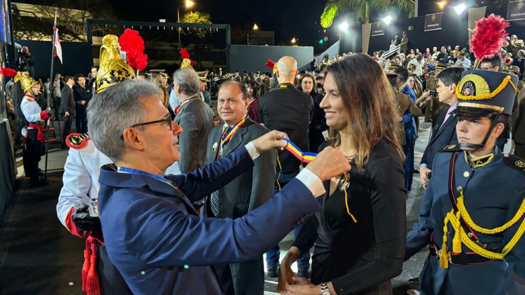 Defensora-geral recebe Medalha Alferes Tiradentes em cerimônia comemorativa dos 250 anos da PMMG  1